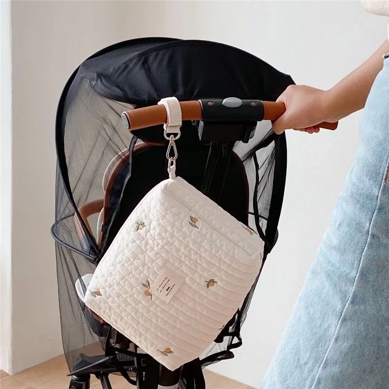 Wickeltasche aus bestickter und gesteppter Baumwolle 