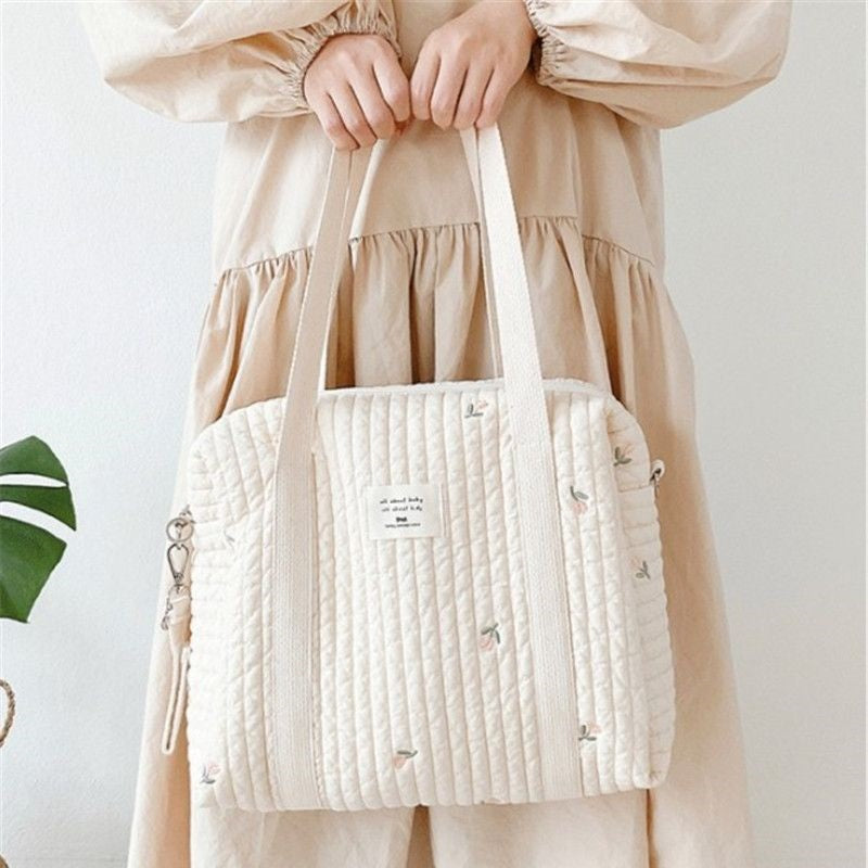 Wickeltasche aus bestickter und gesteppter Baumwolle 