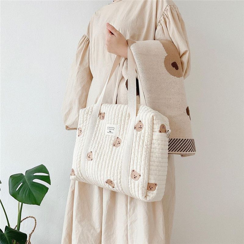 Wickeltasche aus bestickter und gesteppter Baumwolle 