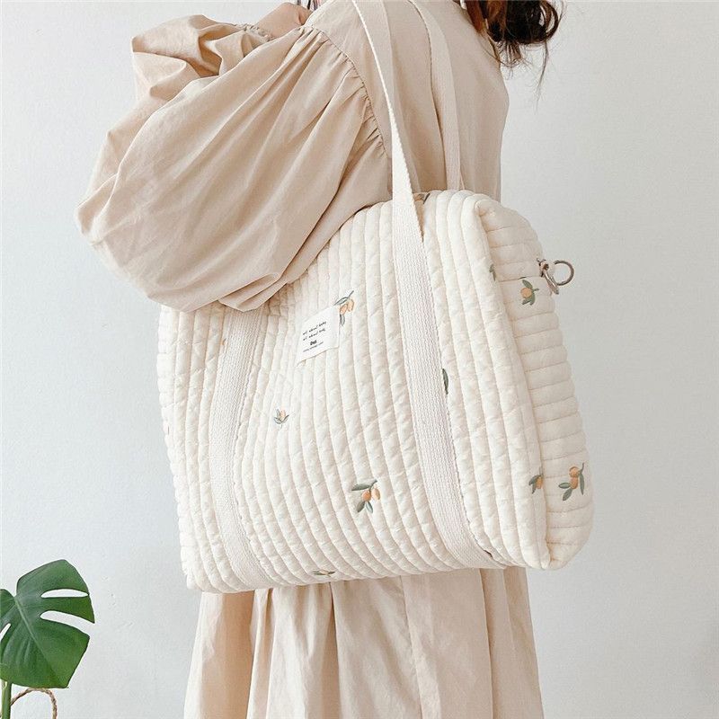 Wickeltasche aus bestickter und gesteppter Baumwolle 